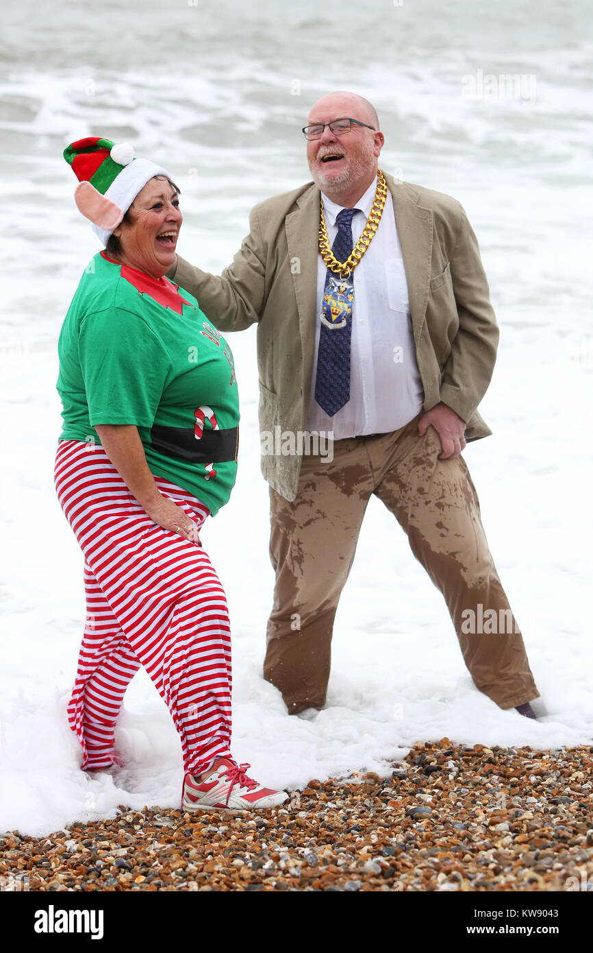 Bognor Regis, West Sussex, UK. 2018 Le Jour de l'immersion. L'événement a été officiellement annulée mais un peu ignoré les avertissements et les feux de leurs orteils dans l'eau, y compris le maire de Bognor Regis Cllr. Phil Woodall. Lundi 1er janvier 2018 © Sam Stephenson/Alamy Live News. Banque D'Images