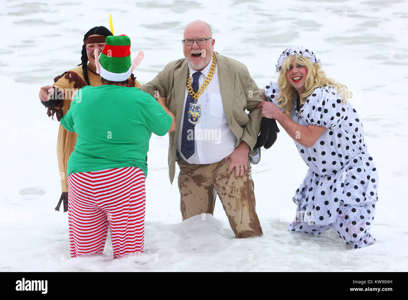 Bognor Regis, West Sussex, UK. 2018 Le Jour de l'immersion. L'événement a été officiellement annulée mais un peu ignoré les avertissements et les feux de leurs orteils dans l'eau, y compris le maire de Bognor Regis Cllr. Phil Woodall. Lundi 1er janvier 2018 © Sam Stephenson/Alamy Live News. Banque D'Images