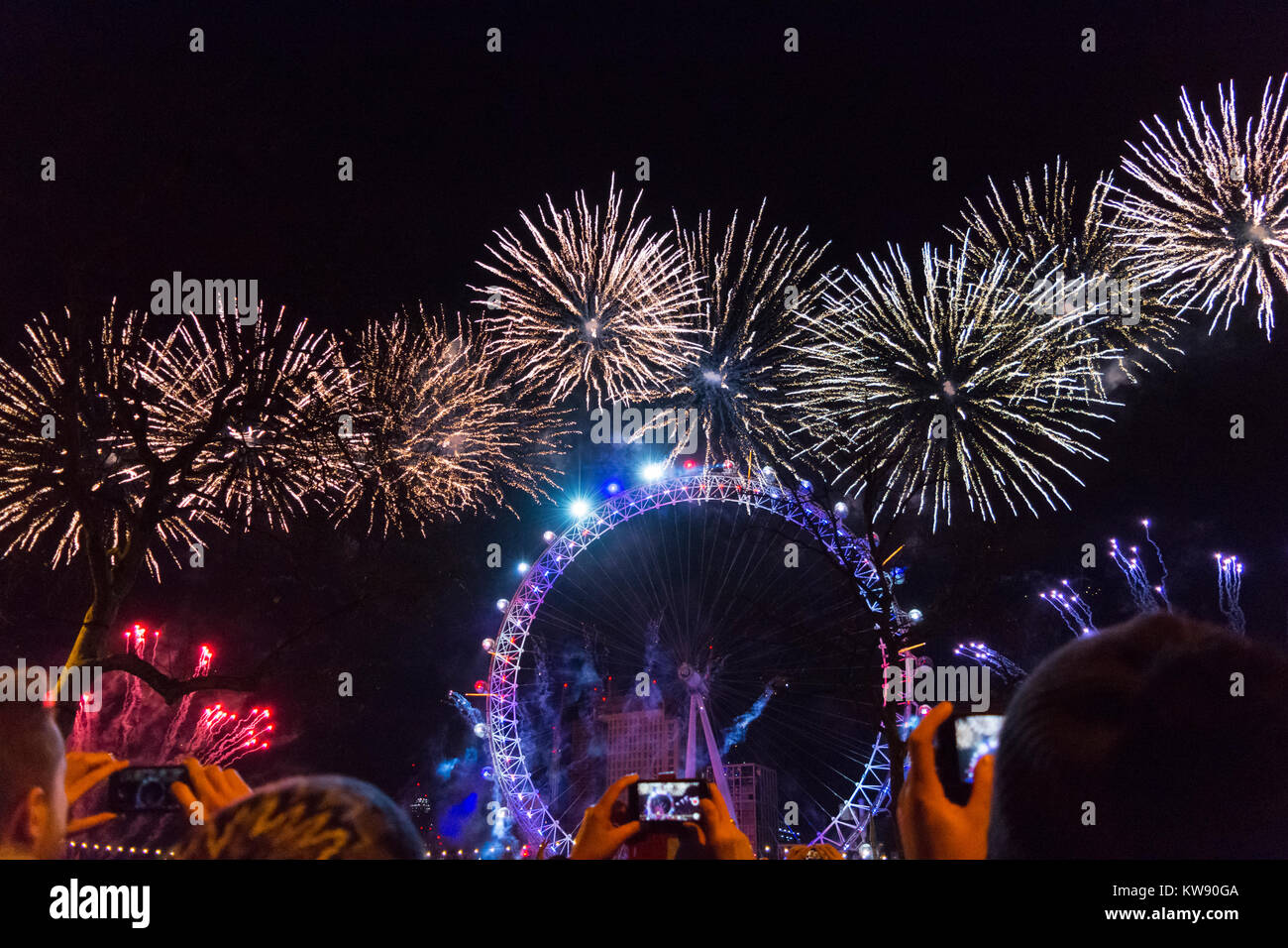Londres, Royaume-Uni. 1er janvier 2018. Remblai le long de la foule des fêtards pour regarder le feu d'artifice tirer de l'Oeil de Londres dans le cadre de la nouvelle année de célébrations. Credit : Bradley Smith/Alamy Live News Banque D'Images