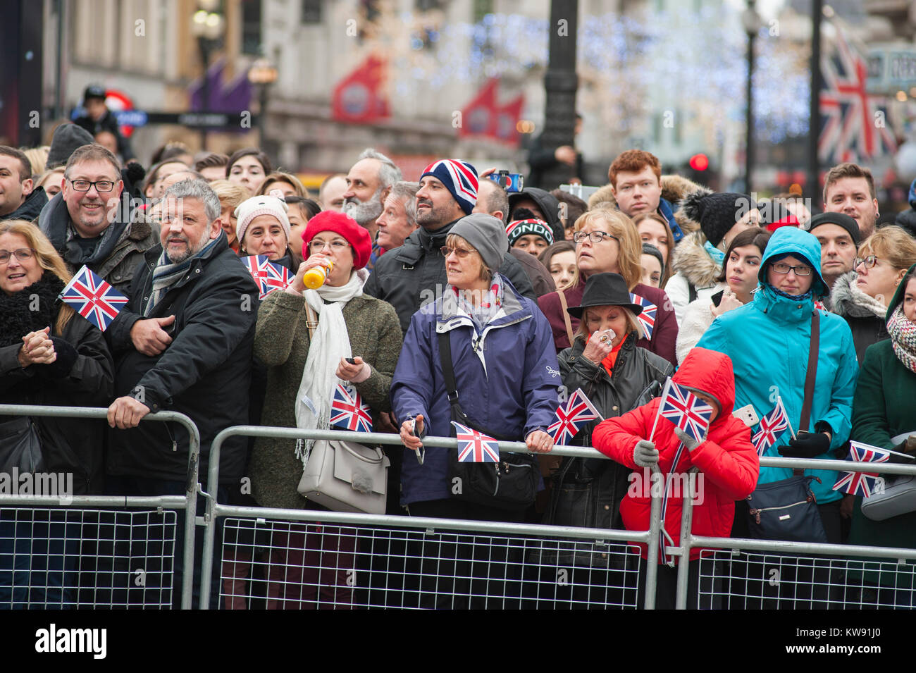 Le centre de Londres, au Royaume-Uni. 1er janvier 2018. Le spectaculaire Londres défilé du Nouvel An commence à midi dans Piccadilly, faisant son chemin vers le bas la voie célèbre West End, la finition en place du Parlement à 15h00. Spectateurs dans Piccadilly. Credit : Malcolm Park/Alamy Live News. Banque D'Images