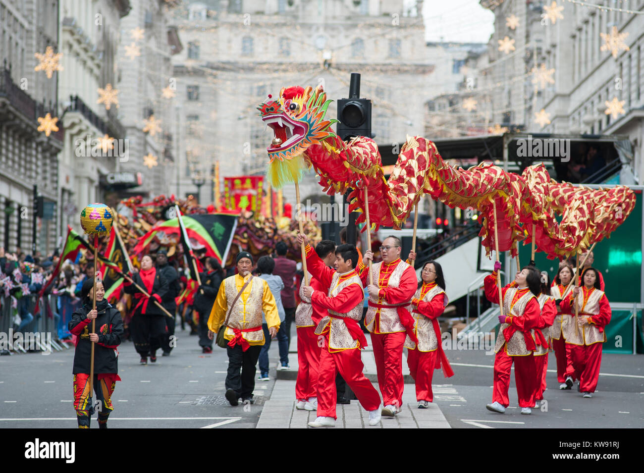 Le centre de Londres, au Royaume-Uni. 1 janvier, 2018. Le spectaculaire Londres défilé du Nouvel An commence à midi dans Piccadilly, faisant son chemin vers le bas la voie célèbre West End, la finition en place du Parlement à 15h00. London Chinatown Chinese Association performance. Credit : Malcolm Park/Alamy Live News. Banque D'Images