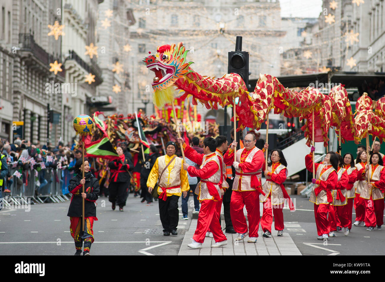 Le centre de Londres, au Royaume-Uni. 1 janvier, 2018. Le spectaculaire Londres défilé du Nouvel An commence à midi dans Piccadilly, faisant son chemin vers le bas la voie célèbre West End, la finition en place du Parlement à 15h00. London Chinatown Chinese Association performance. Credit : Malcolm Park/Alamy Live News. Banque D'Images