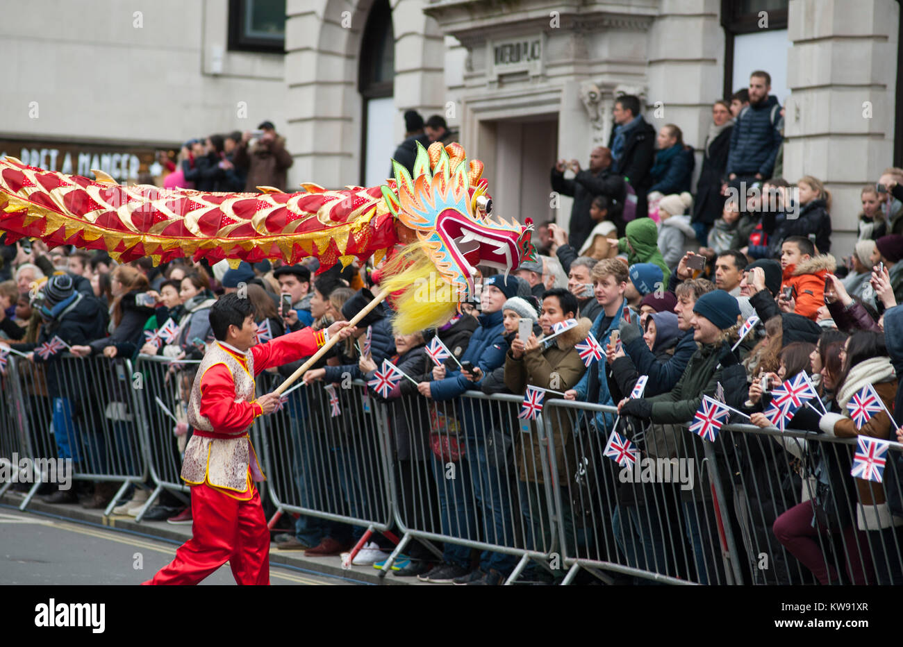 Le centre de Londres, au Royaume-Uni. 1 janvier, 2018. Le spectaculaire Londres défilé du Nouvel An commence à midi dans Piccadilly, faisant son chemin vers le bas la voie célèbre West End, la finition en place du Parlement à 15h00. London Chinatown Chinese Association performance. Credit : Malcolm Park/Alamy Live News. Banque D'Images