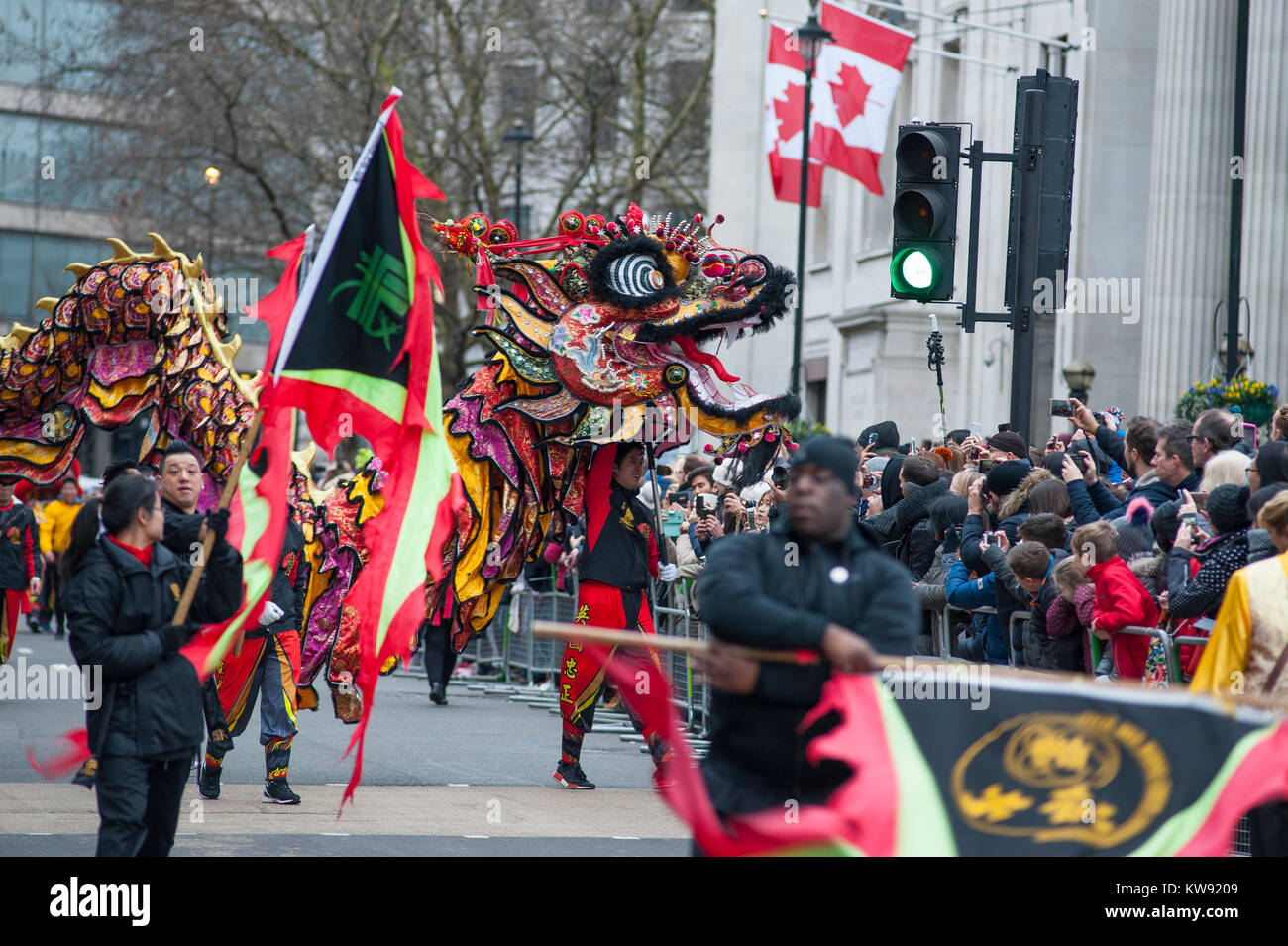Le centre de Londres, au Royaume-Uni. 1 janvier, 2018. Le spectaculaire Londres défilé du Nouvel An commence à midi dans Piccadilly, faisant son chemin vers le bas la voie célèbre West End, la finition en place du Parlement à 15h00. London Chinatown Chinese Association performance. Credit : Malcolm Park/Alamy Live News. Banque D'Images