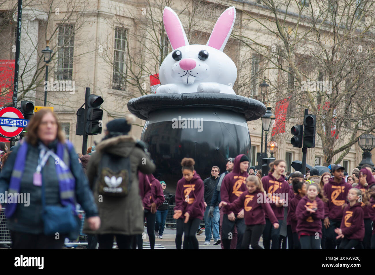 Le centre de Londres, au Royaume-Uni. 1er janvier 2018. Le spectaculaire Londres défilé du Nouvel An commence à midi dans Piccadilly, faisant son chemin vers le bas la voie célèbre West End, la finition en place du Parlement à 15h00. Credit : Malcolm Park/Alamy Live News. Banque D'Images
