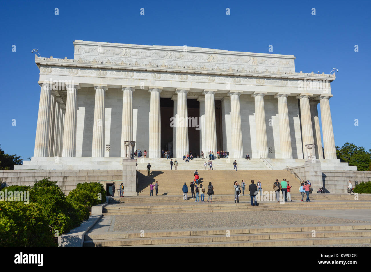 Extérieur de la Lincoln Memorial, Washington DC, USA par une belle journée ensoleillée avec ciel bleu clair Banque D'Images