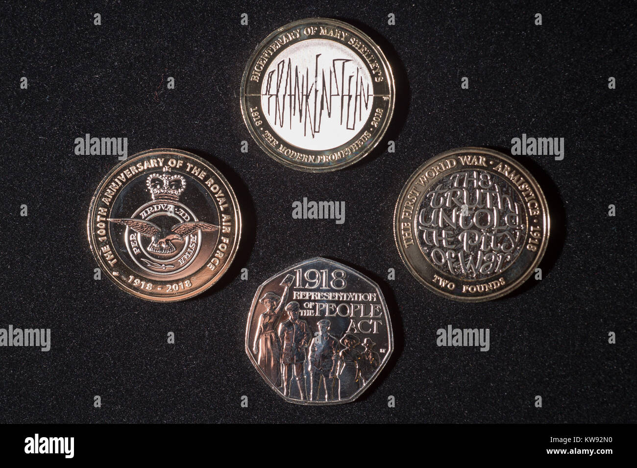 À l'embargo lundi 1 janvier 0001 Quatre nouveaux modèles de pièces de circulation de la Monnaie royale dotée d'un design de Frankenstein sur un &pound;2 coins, haut, un &pound;2 médaille commémorant le 100e anniversaire de l'Armistice de la Première Guerre mondiale, à droite, une pièce de 50p avec la Loi sur la représentation du peuple, en bas, et une pièce de 2 &pound;honorant la formation de la Royal Air Force en 1918, à gauche. Banque D'Images