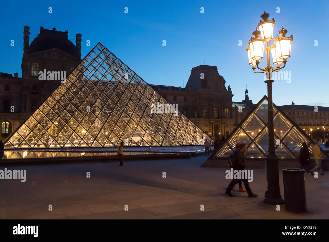 La pyramide du Louvre juste après le coucher du soleil, Paris, France Banque D'Images