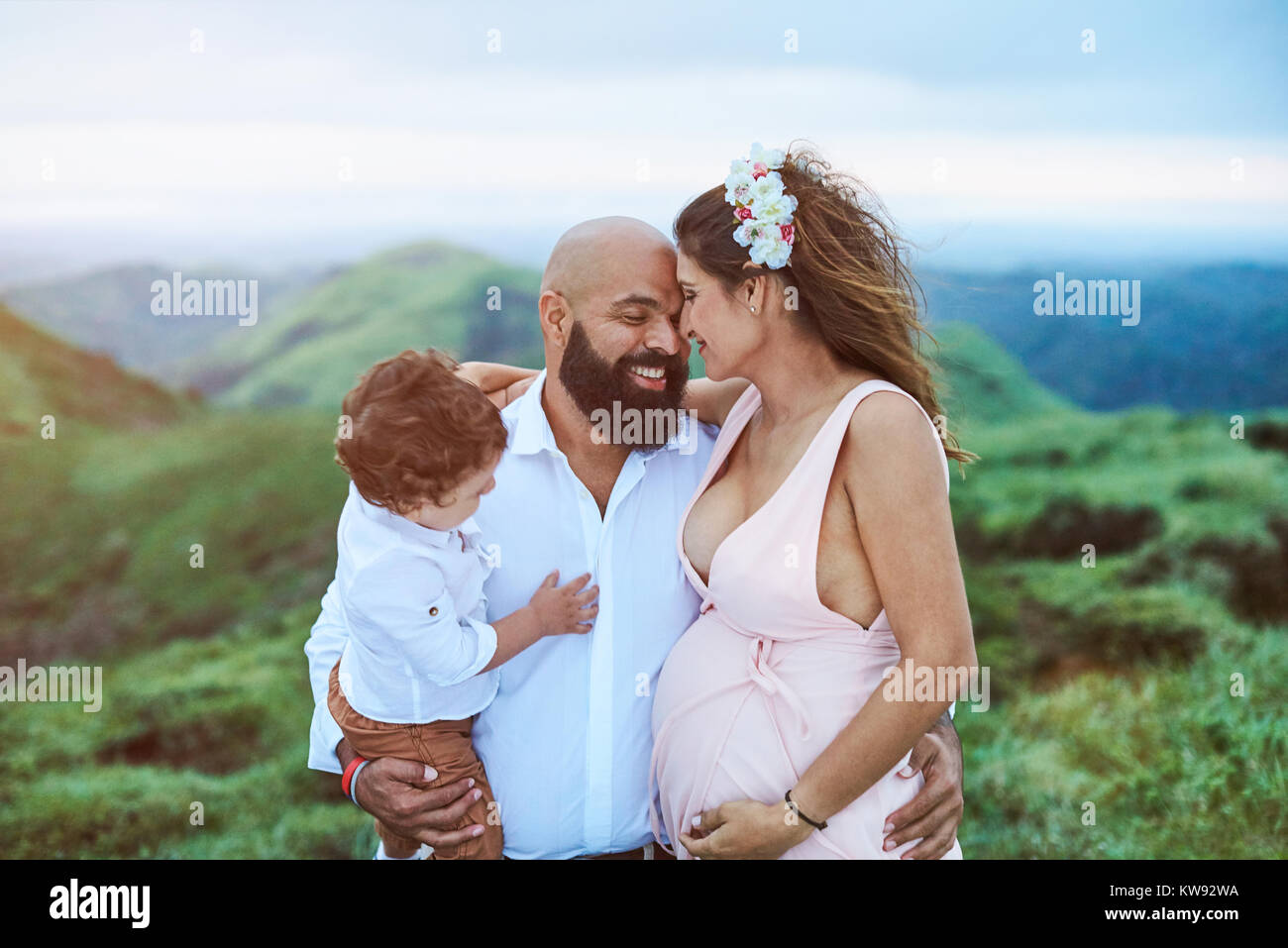 Happy young hispanic family en attente de nouveau bébé Banque D'Images