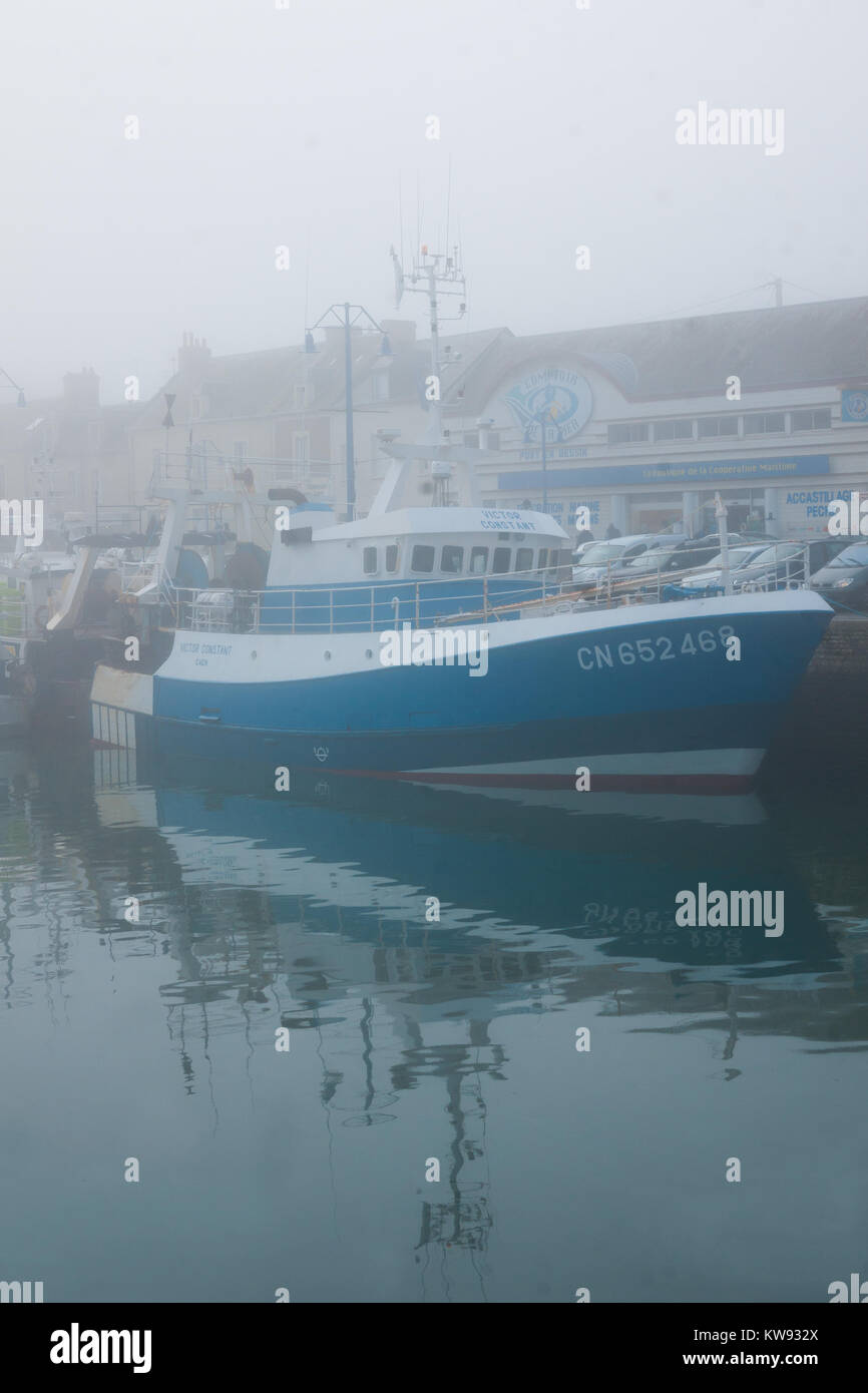 Chalutier français Victor constante sur un matin brumeux à Port-en-Bessin, port Normandie Banque D'Images