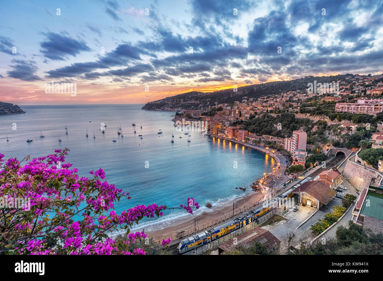 Vue aérienne de Villefranche-sur-Mer et la baie de Villefranche sur le coucher du soleil, Alpes-Maritimes, France Banque D'Images