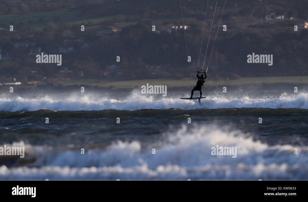 Kite surfer fait les vents les plus forts sur la mer irlandaise Banque