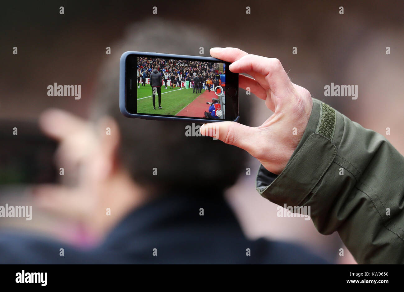 Un fan des films les joueurs à la sortie du tunnel au cours de la Premier League match à Selhurst Park, Londres. ASSOCIATION DE PRESSE Photo. Photo date : dimanche 31 décembre 2017. Voir l'ACTIVITÉ DE SOCCER histoire Palace. Crédit photo doit se lire : Steven Paston/PA Wire. RESTRICTIONS : EDITORIAL N'utilisez que pas d'utilisation non autorisée avec l'audio, vidéo, données, listes de luminaire, club ou la Ligue de logos ou services 'live'. En ligne De-match utilisation limitée à 75 images, aucune émulation. Aucune utilisation de pari, de jeux ou d'un club ou la ligue/dvd publications. Banque D'Images