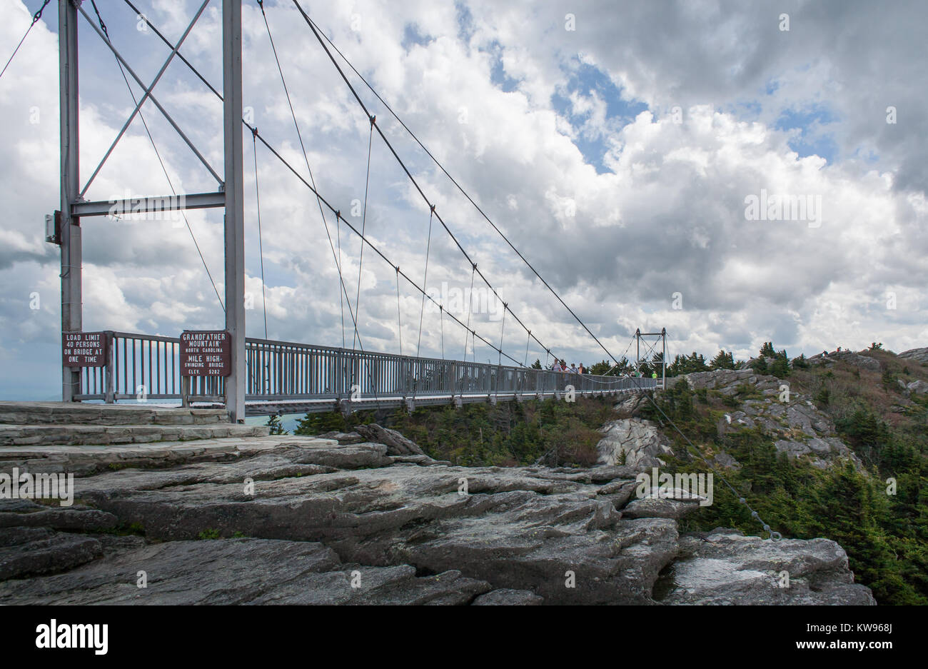 Le Mile-high Swinging Bridge est le plus visité à Grandfather Mountain State Park. Le pont a été construit en 1952, qui hérita de la montagne de son grand-père. La zone a été exploité comme une entreprise privée et un attrait touristique préserver jusqu'en 2008, lorsque Caroline du Nord a acheté une partie de la terre et l'ont ajoutée à l'état réseau des parcs. Banque D'Images