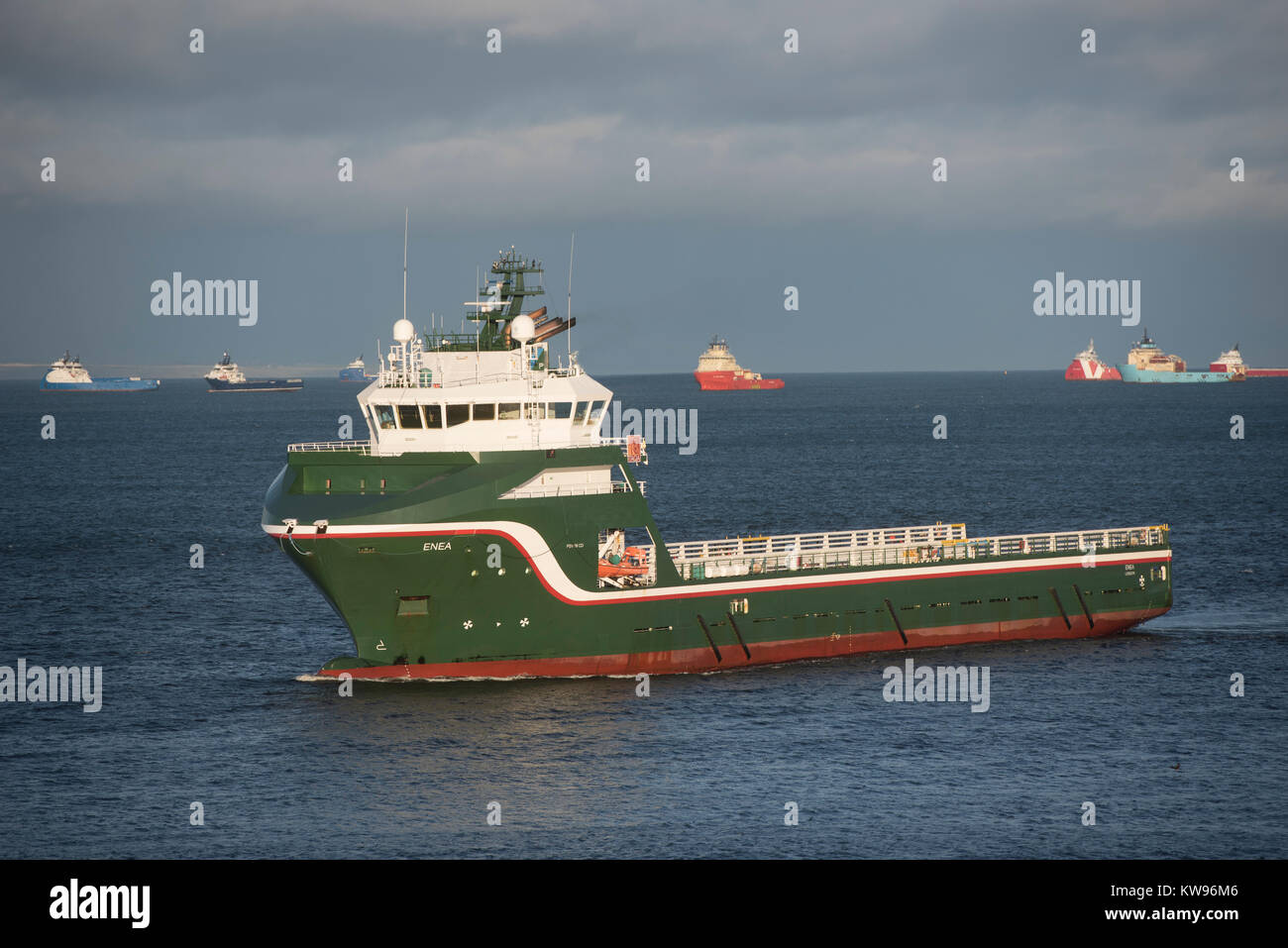 Erna d'approvisionnement du fret Offshore navire faisant son chemin vers le port d'Aberdeen et de quais pour les fournitures. Banque D'Images