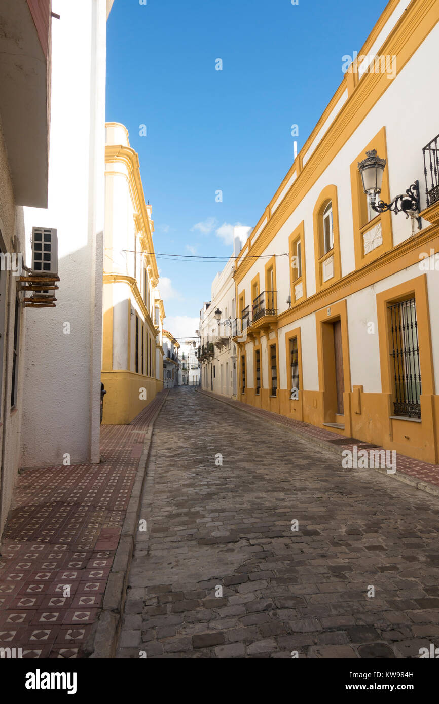 Tarifa Espagne. Vue sur la rue typique dans la vieille ville de Tarifa, Cadix, Andalousie, Espagne, Banque D'Images