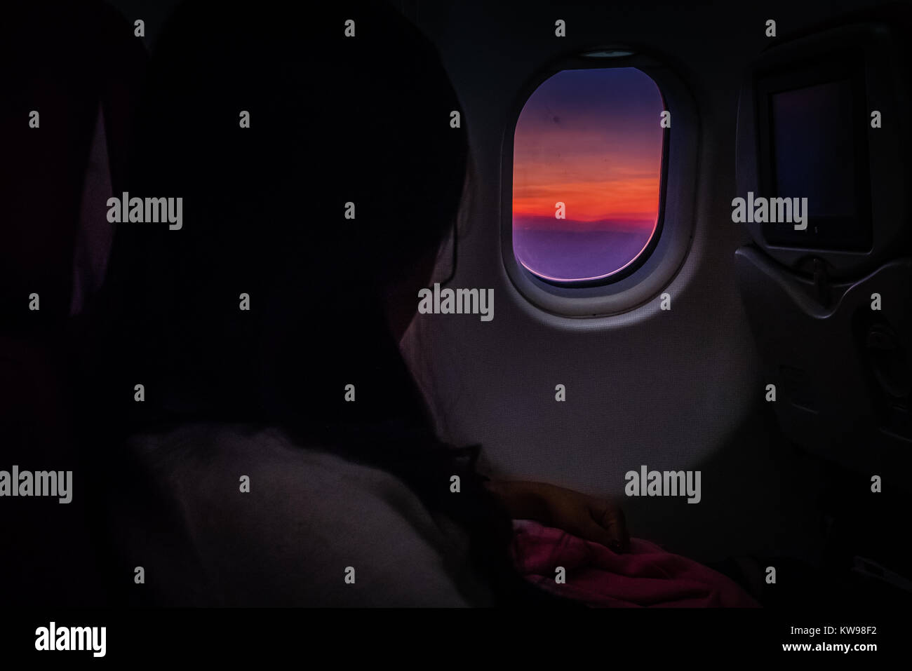 Vue depuis l'intérieur d'un avion pour le coucher du soleil à l'extérieur Banque D'Images