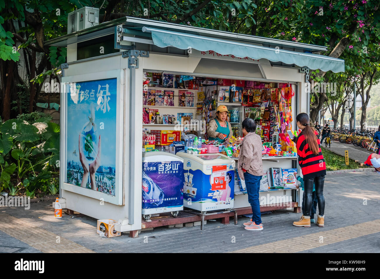Journal de Shenzhen collation et des boissons dans la rue du vendeur Banque D'Images