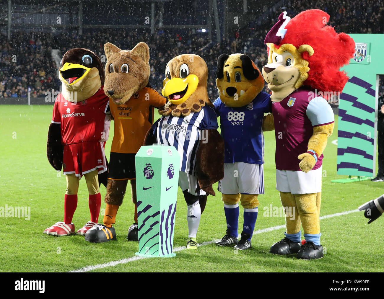 Des mascottes d'Aston Villa, Birmingham City, loups et Walsall  inscrivez-vous petit sac oiseau sur l'aubépines pitch à se souvenir de  mascot Richard Eades, décédé récemment, avant la Premier League match à The