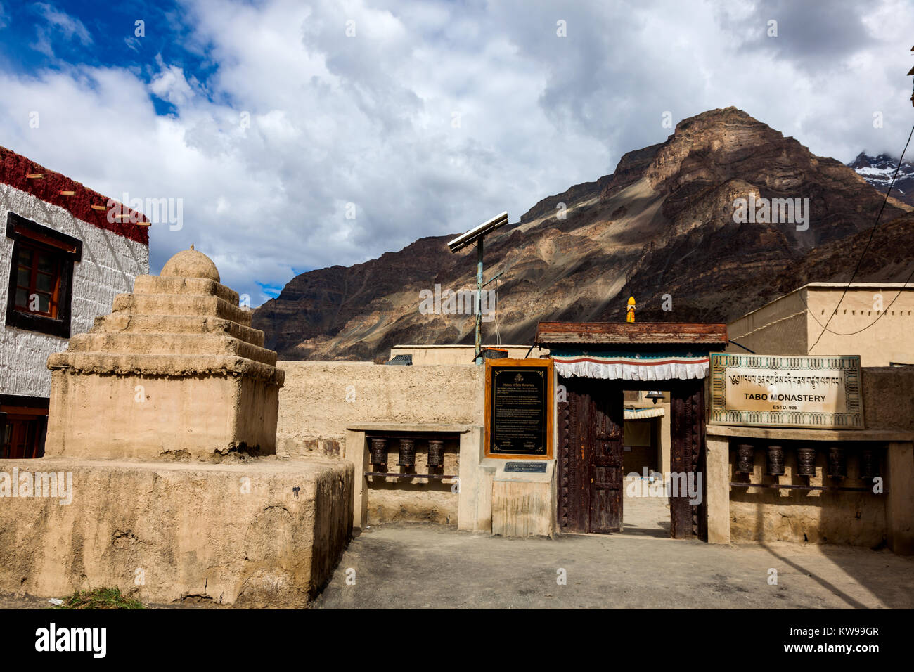 Monastère de Tabo et vestiges de la route de la vallée de Spiti, Himachal Pradesh, Inde. Banque D'Images