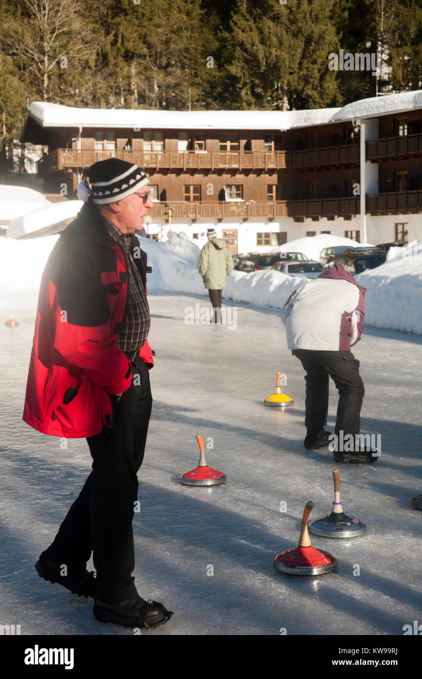 Un groupe d'amis jouer au curling sur une patinoire sur le lac Spitzingsee dans MÃ¼nchen. Banque D'Images