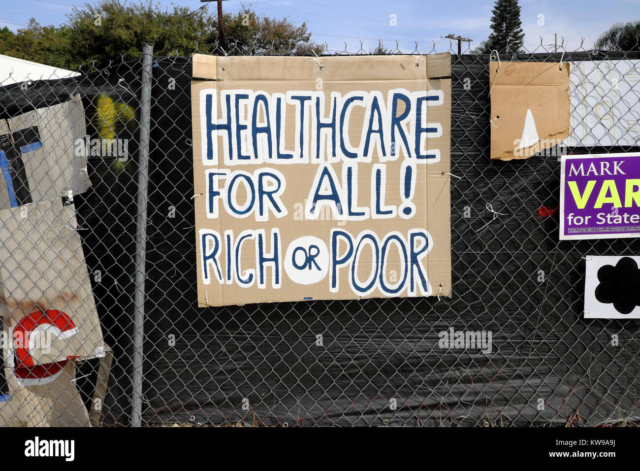 Pro plan santé américain affiches politiques sur une clôture en bordure du lac d'argent près de Los Angeles, California USA 2017 KATHY DEWITT Banque D'Images