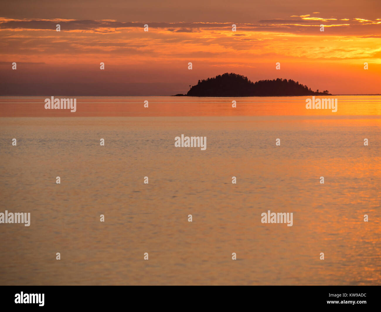 Coucher de soleil sur le lac Supérieur, le parc provincial du lac Supérieur, en Ontario, Canada. Banque D'Images