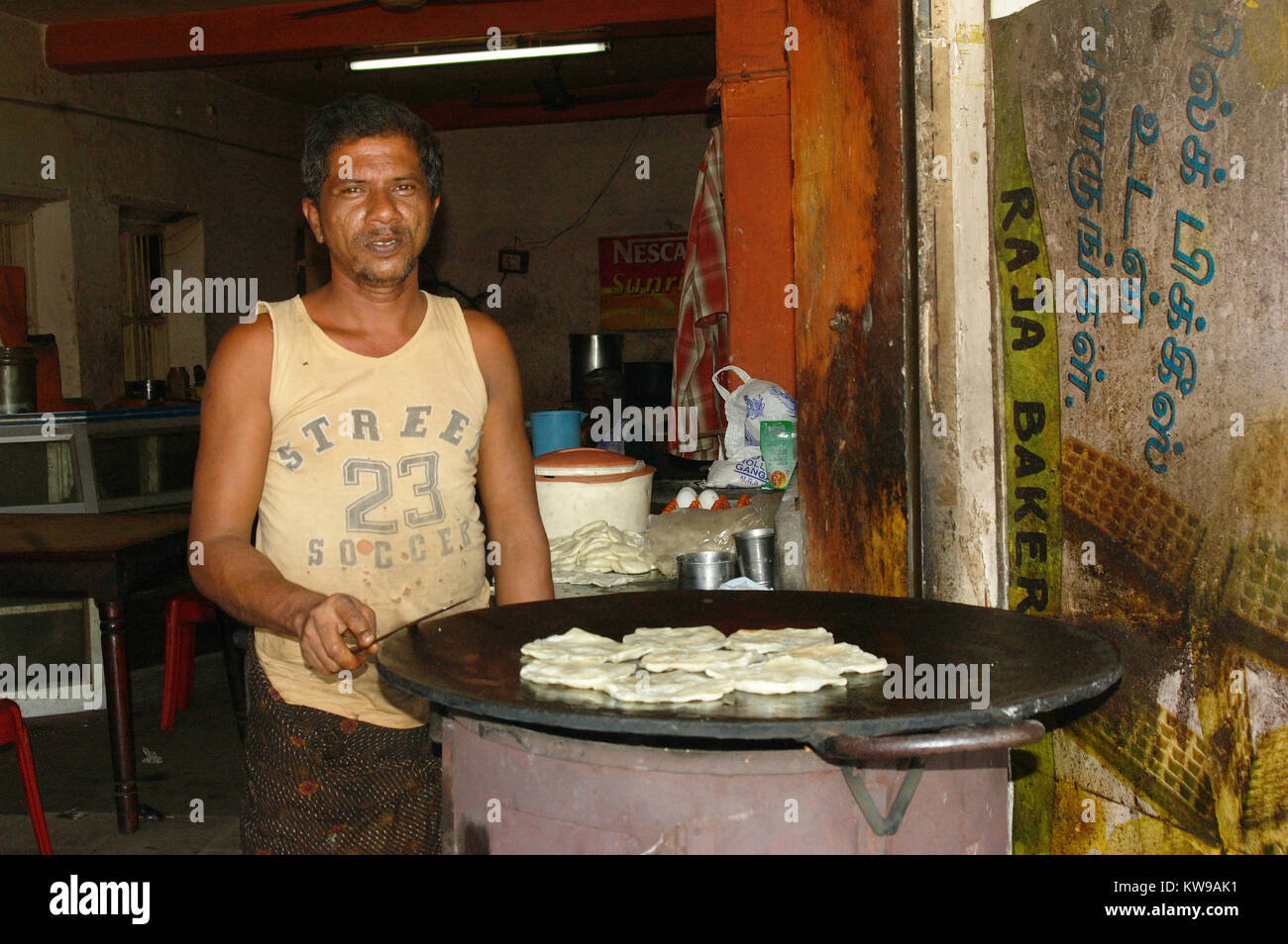 TIRUNELVELI, de l'Inde vers 2009 : Homme chipatis cuisiniers pour la vente, vers 2009 à Tirunelveli, Tamil Nadu, Inde Banque D'Images