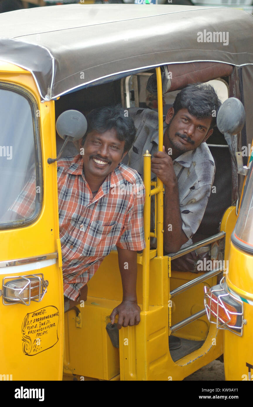 TAMIL Nadu, Inde, vers 2009 : Un pilote recherche automatique pour les clients, vers 2009 dans la région de Tamil Nadu, Inde. Banque D'Images