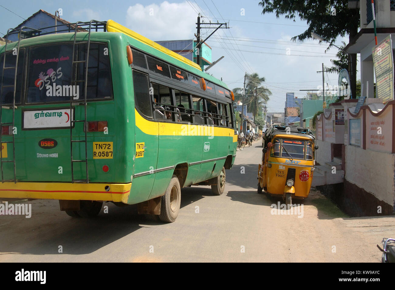 TAMIL Nadu, Inde, vers 2009 : les rues bondées de dominer un bus, vers 2009 dans le village de Kalakad, Tamil Nadu, Inde. La population de l'Inde est m Banque D'Images