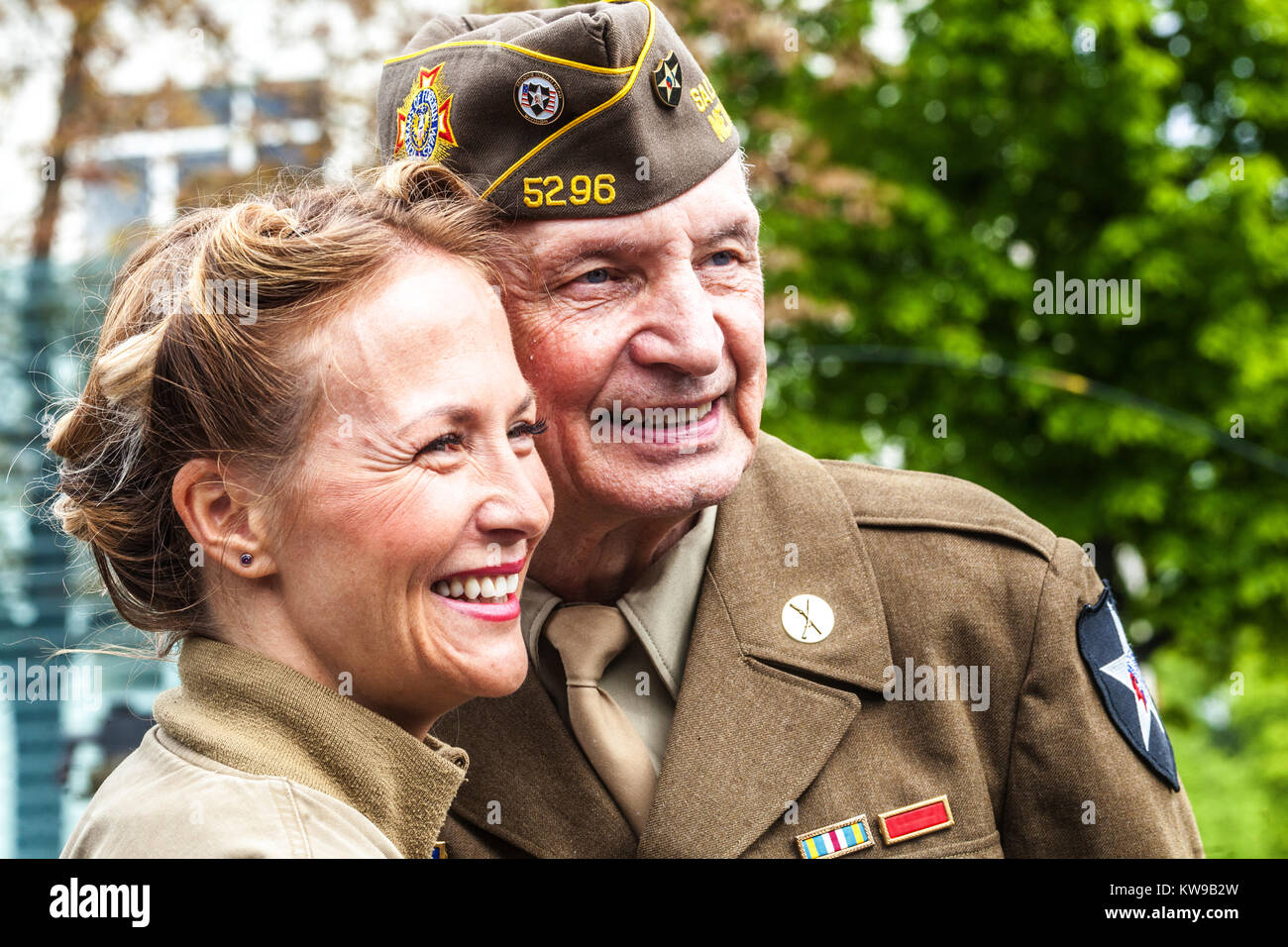 Couple en uniforme de l'armée américaine Célébrations de la ville libérée, Plzen Tchèque Town, Pilsen Tchèque République Banque D'Images