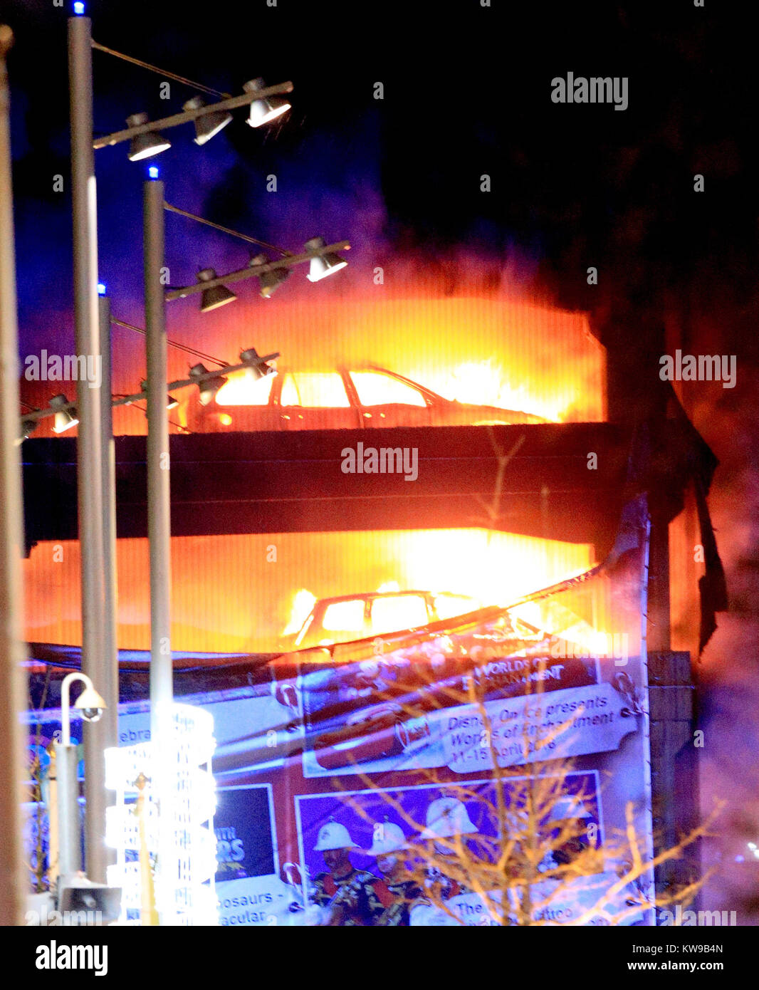 Des véhicules brûlent pendant un incendie dans un parking à étages à l'Echo Arena de Liverpool. Banque D'Images