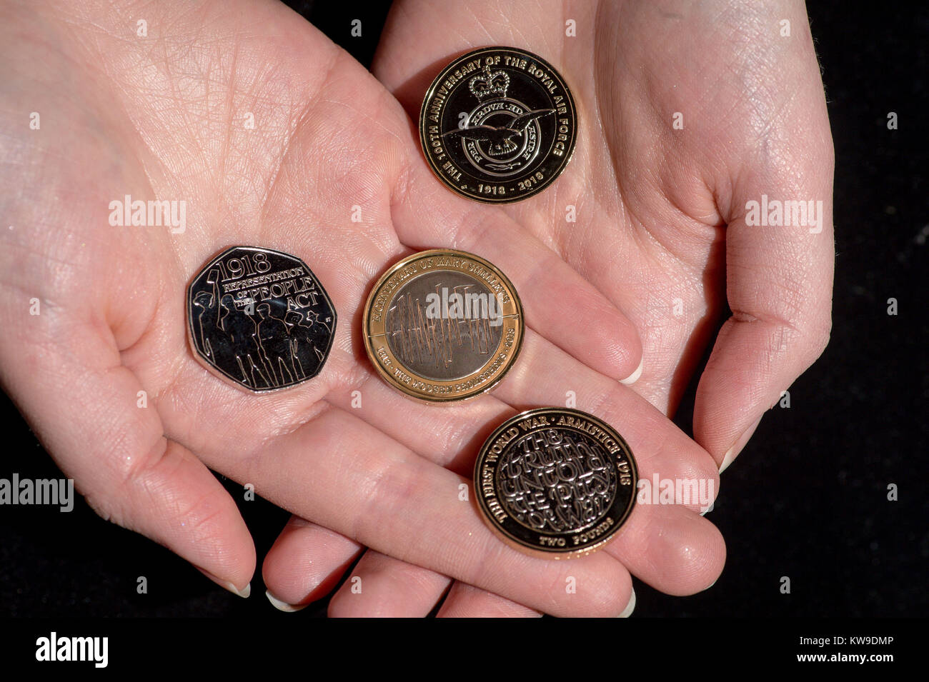 Quatre nouveaux modèles de pièces de circulation de la Monnaie royale dotée d'un design de Frankenstein sur un &pound;2 pièce, centre, un &pound;2 médaille commémorant le 100e anniversaire de l'Armistice de la Première Guerre mondiale, en bas, une pièce de 50p avec la Loi sur la représentation du peuple, à gauche, et une pièce de 2 &pound;honorant la formation de la Royal Air Force en 1918, haut. Banque D'Images