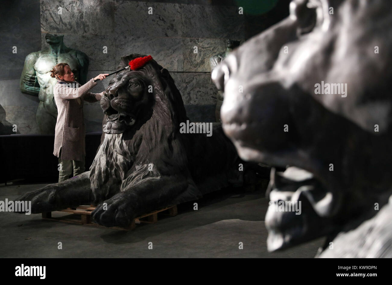 Kate Diment étés de Place des ventes aux enchères, des produits à polir l'un d'une paire de lions en bronze dans le style de celles qui garde célèbre Trafalgar Square, calquée sur l'original conçu par l'artiste Sir Edwin Landseer qui entourent la Colonne Nelson, qui peut se vendre jusqu'à 100 000 &pound;à l'enchère, quand ils vont sous le marteau en Ardenne, West Sussex, en mars. Banque D'Images