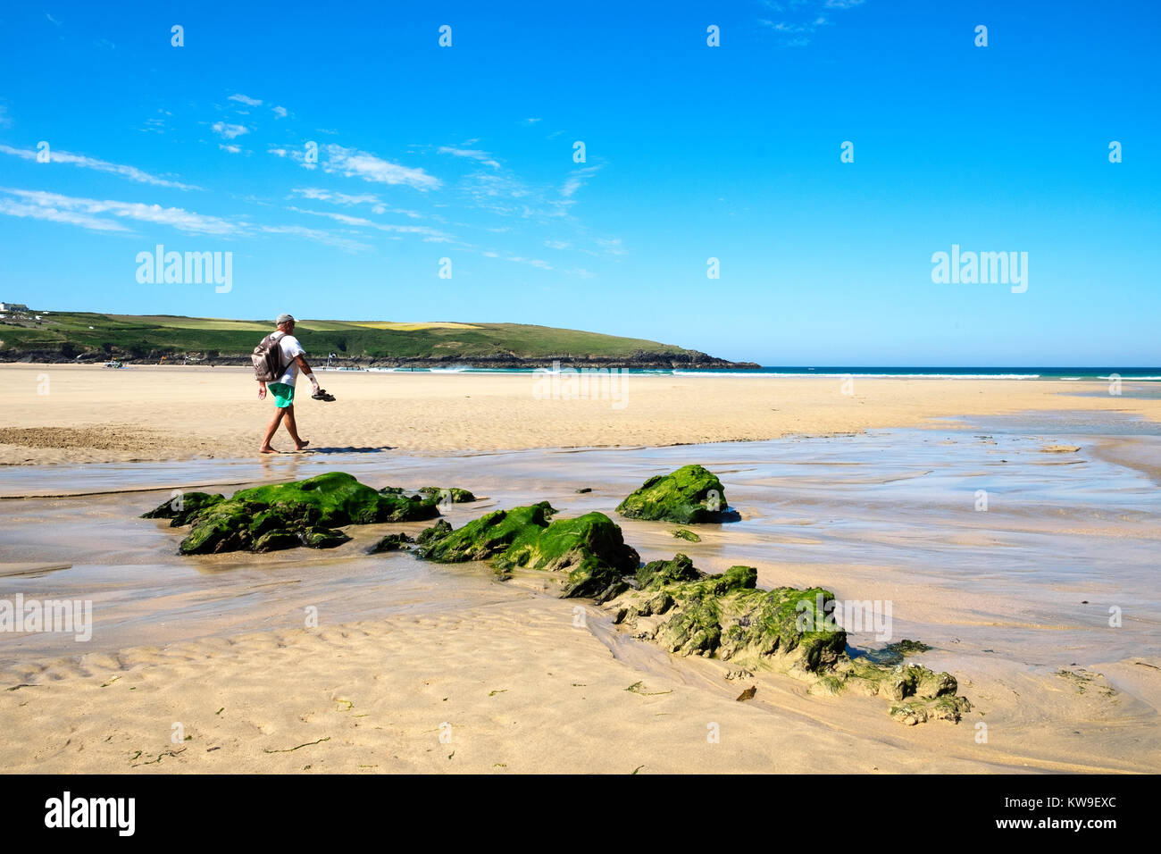 L'été sur la grande plage de sable à crantock bay près de Newquay en Cornouailles, Angleterre, Grande-Bretagne, Royaume-Uni, Banque D'Images