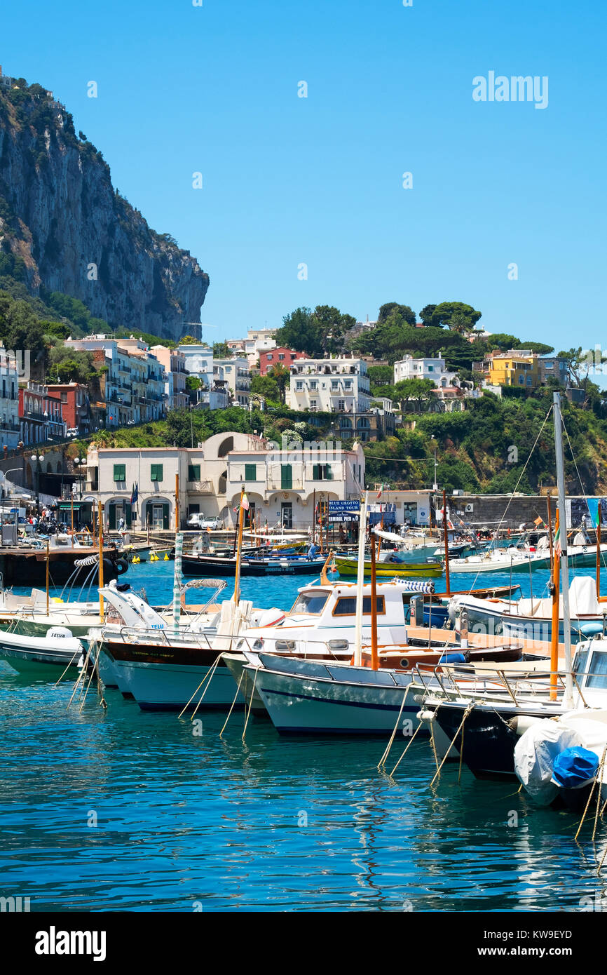 Les bateaux de pêche dans la région de Marina Grande, sur l'île de Capri, le golfe baie de Naples, Campanie, Italie Banque D'Images
