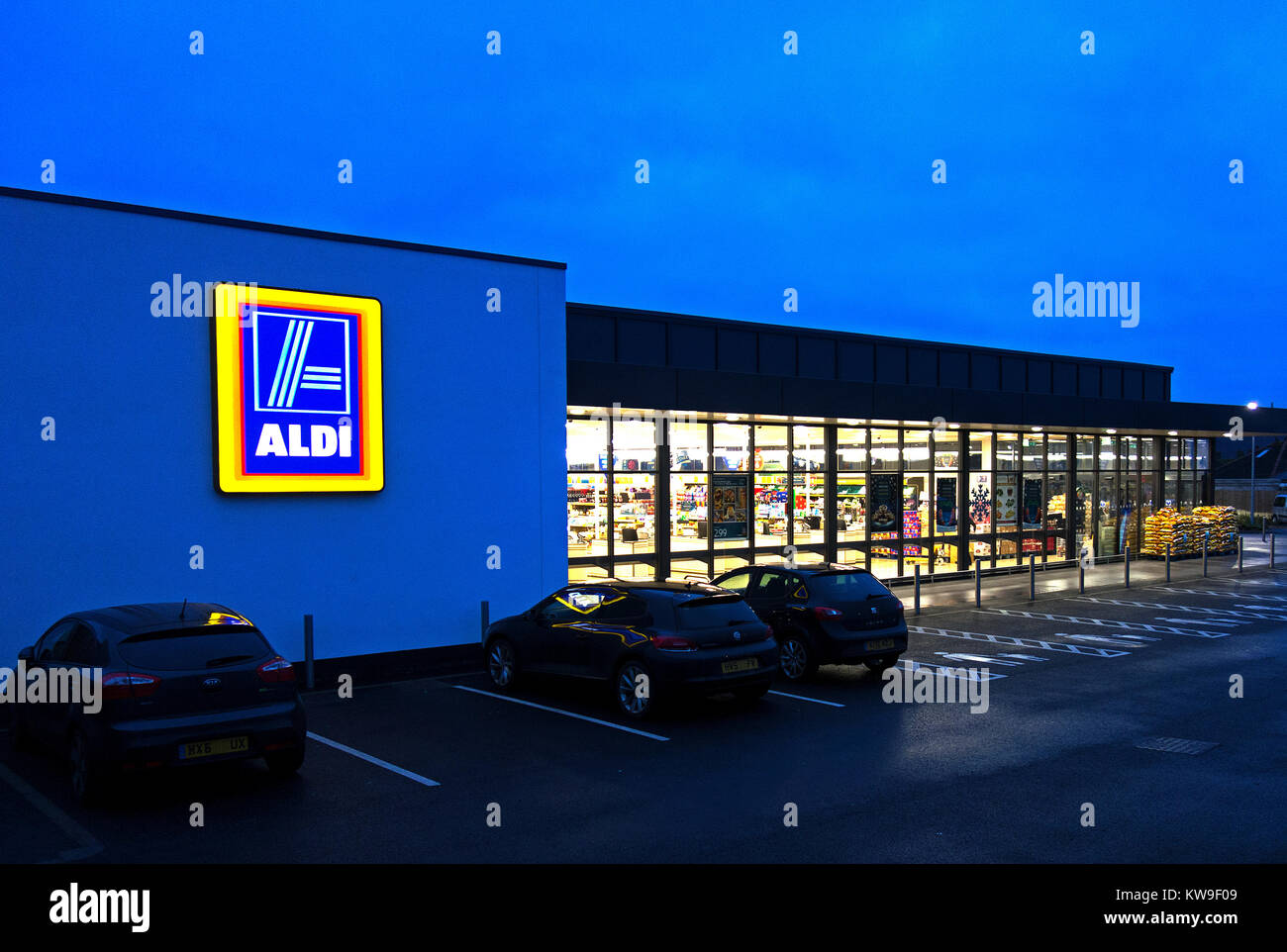 Aldi magasin ouvert ouverture tôt le matin Photo Stock - Alamy