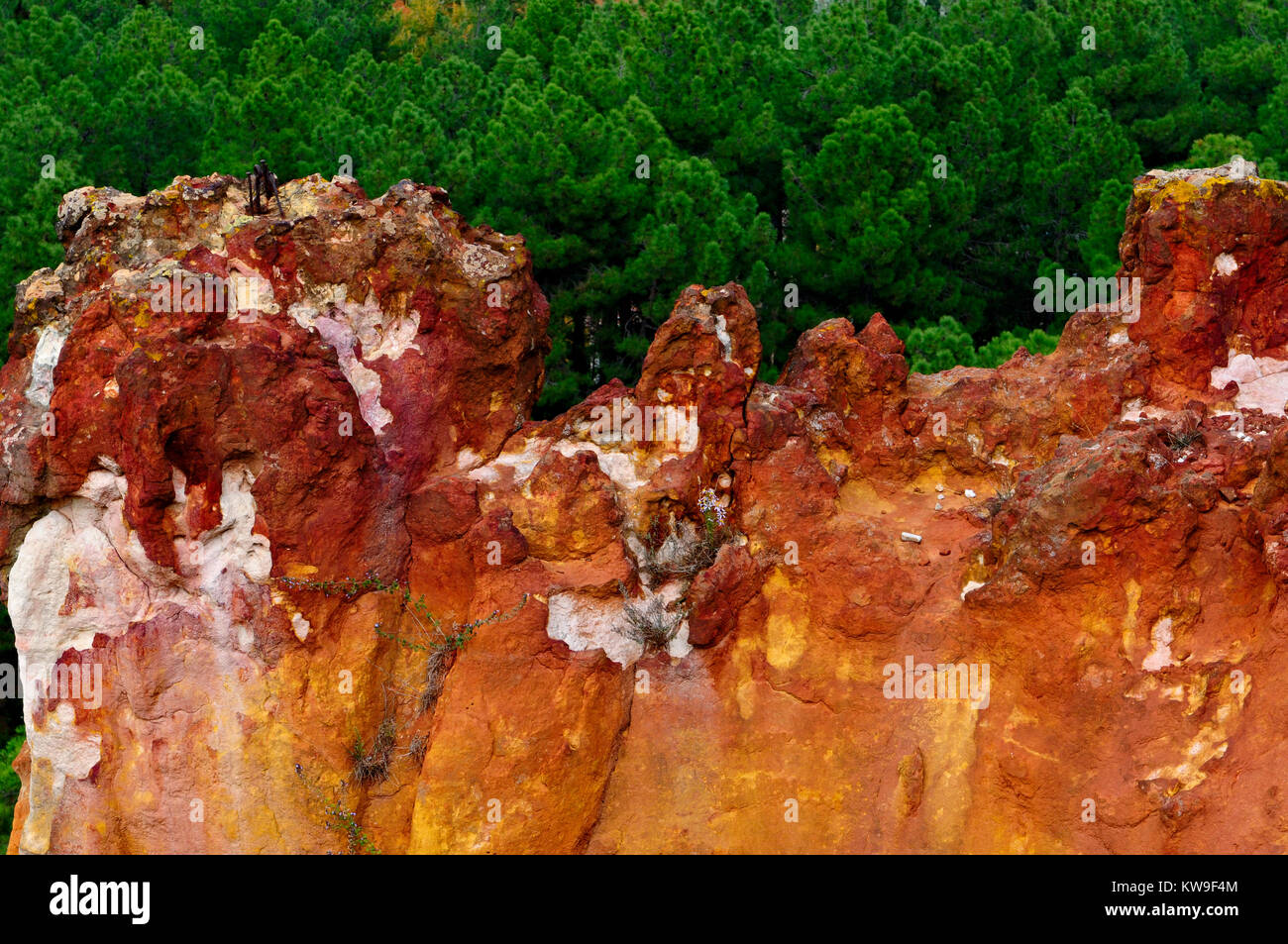 Paysage pittoresque et de spectaculaires formations de pierre sur le sentier des ocres en Provence à côté de Roussillon. Paysage du Roussillon est naturellement coloré avec 1 Banque D'Images