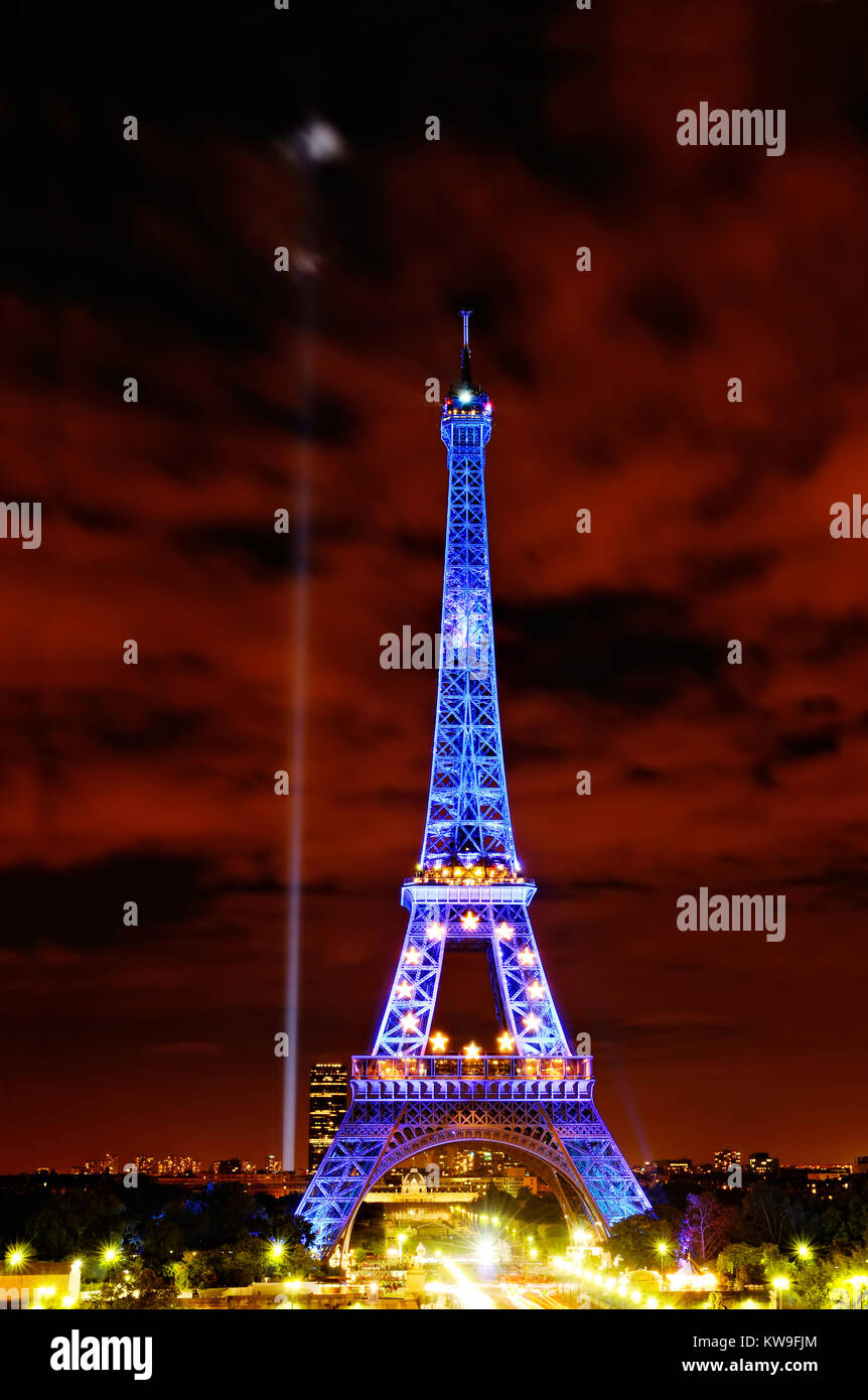 La tour Eiffel de nuit. La Tour Eiffel est illuminée avec la lumière bleue  au cours de la France prend la présidence de l'Union européenne Photo Stock  - Alamy