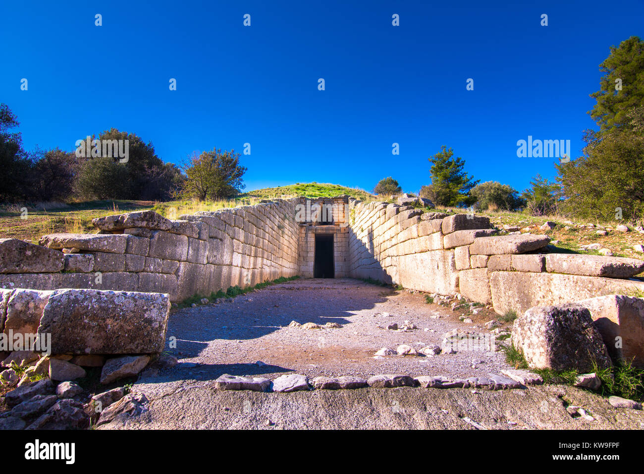 Le site archéologique de Mycènes, près du village de Mykines, avec des tombes anciennes, murs géants et la célèbre porte des lions, Péloponnèse, Grèce Banque D'Images