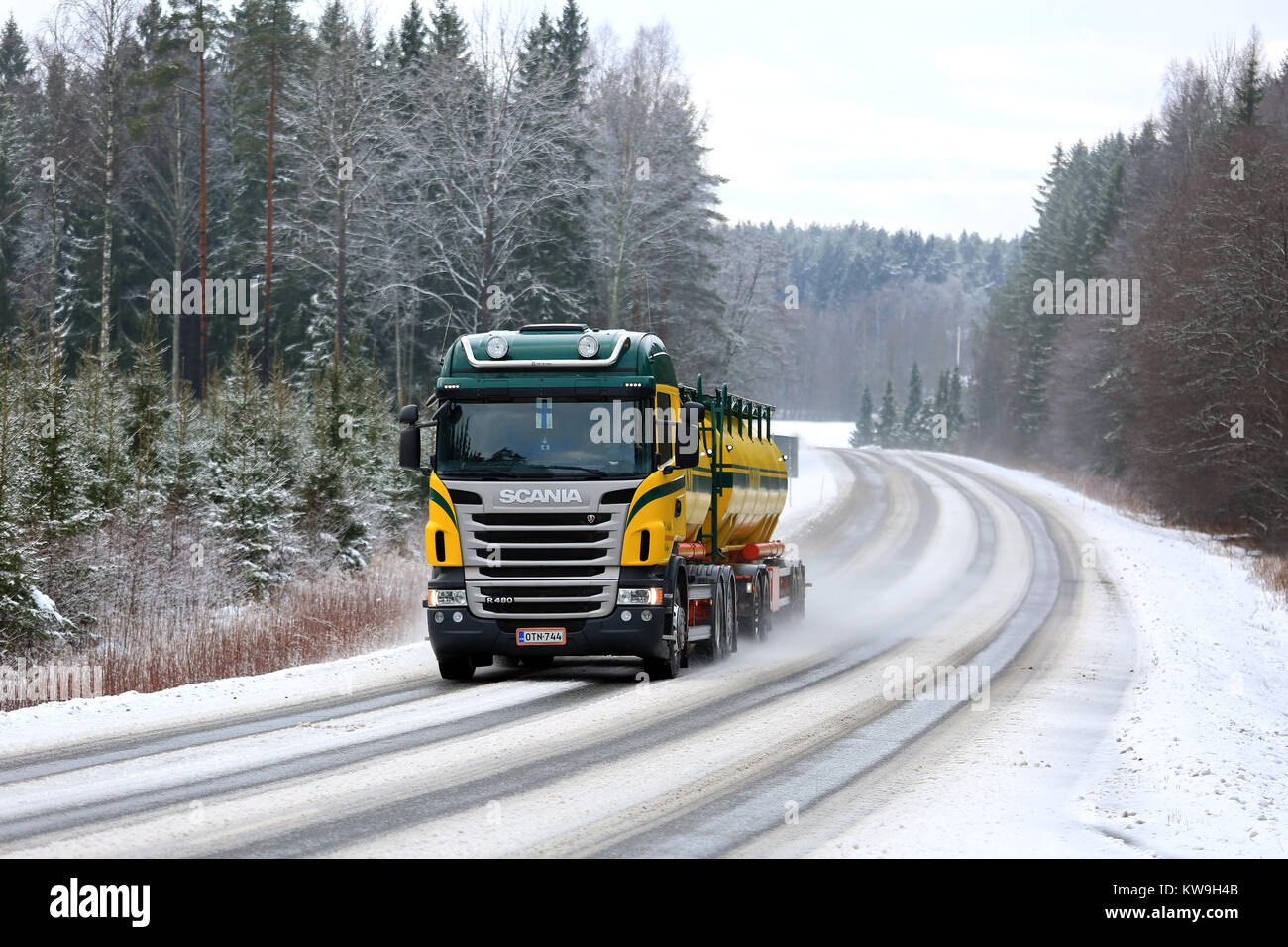 SALO, FINLANDE - le 14 janvier 2017 : Scania R480 camion-citerne de K. Kuljetusliike Pekki transporte des marchandises le long de route enneigée en hiver. Banque D'Images