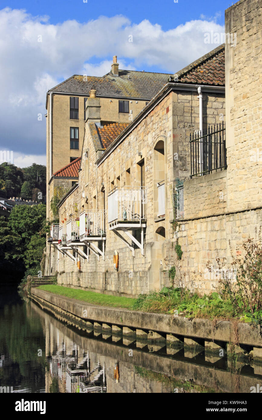 Rénovation de bâtiments transformés en appartements au bord de la rivière Avon, Bath, Somerset. Banque D'Images