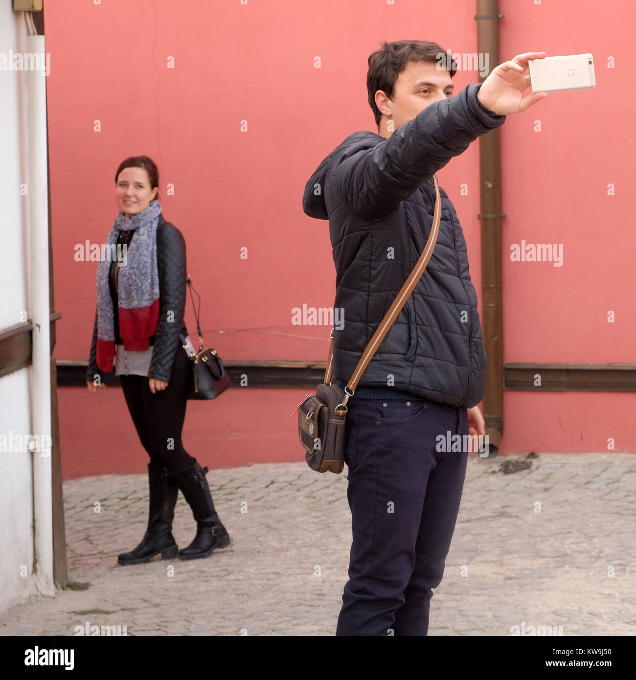 Novembre 2017 - Young couple taking photos selfies dans la vieille ville de la ville d'Eskisehir turc moderne. Banque D'Images