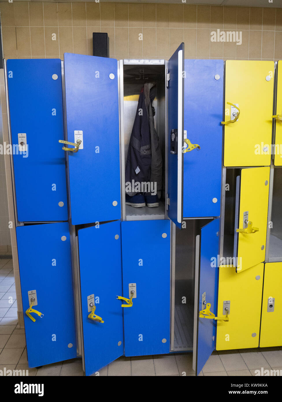 Le bleu et le jaune des casiers dans une salle de sport l'évolution des  prix Photo Stock - Alamy