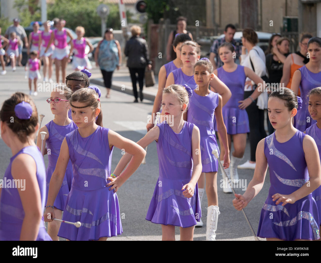 Les jeunes filles cheerleaders sur le défilé à Bram, dans le sud de la France Banque D'Images