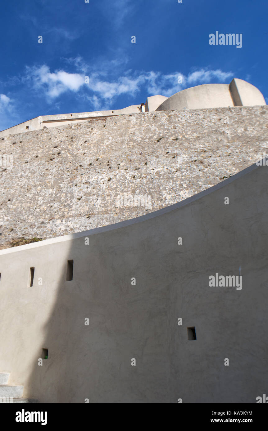 Corse : les détails architecturaux des anciens remparts de la citadelle de Calvi, célèbre destination touristique sur la côte nord-ouest Banque D'Images