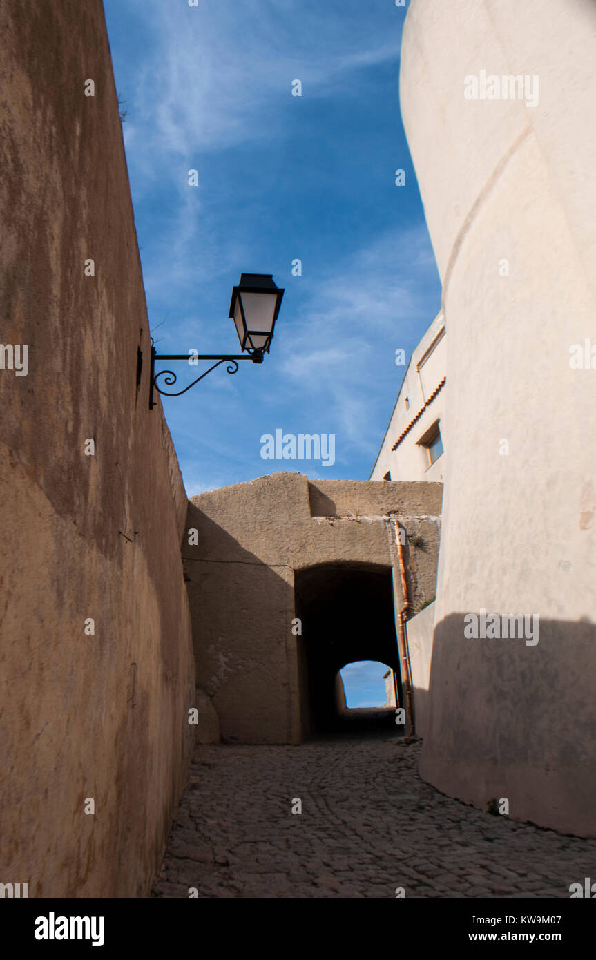 Corse : les détails architecturaux des anciens remparts de la citadelle de Calvi, célèbre destination touristique sur la côte nord-ouest Banque D'Images