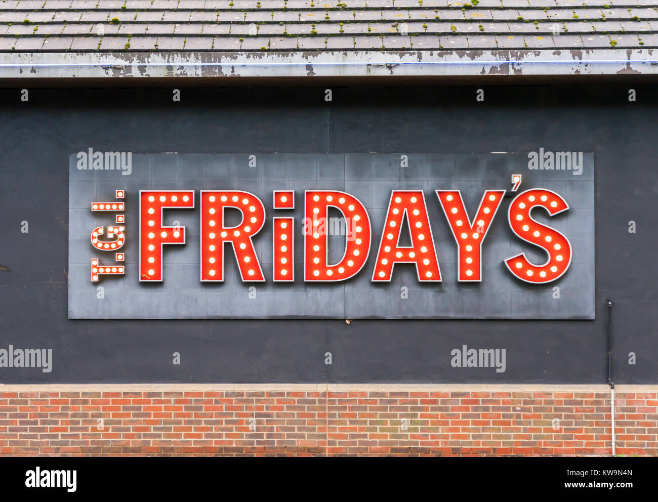 Chaîne de restaurant TGI Fridays logo lumineux / signer en rouge à l'extérieur d'un restaurant au Royaume-Uni en 2018 Banque D'Images