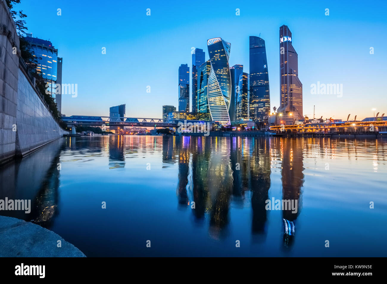 Gratte-ciel futuriste du Centre d'affaires internationales (CBIM), également appelé 'Moscow City' et leurs reflets dans la rivière Moskva, Russie Banque D'Images