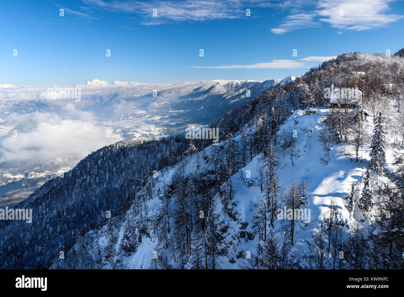 Une magnifique auberge de montagne dans la station de ski de Vogel, Bohinj, Slovénie, est capturée dans cette image merveilleuse, parfait pour décorer une carte de Noël ou une carte postale. Banque D'Images